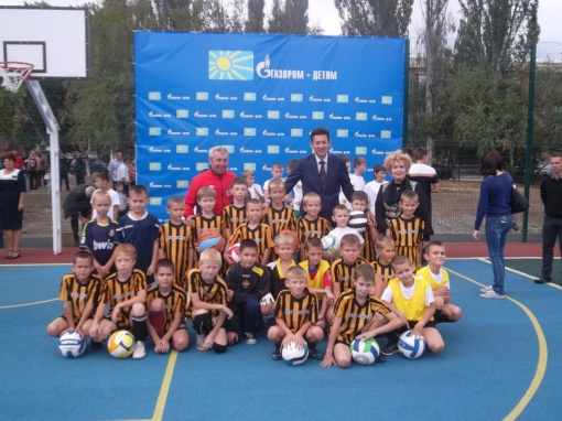 В Зверево в рамках программы «Газпром – детям» построена современная спортивная площадка